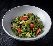 Зеленый салат с клубникой и спаржей