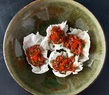 Тартар из говядины с рисовыми чипсами