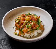 Донбури с лососем, васаби и чука