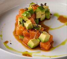 Тартар из лосося и авокадо