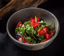 Хрустящие баклажаны, сладкий чили и томаты