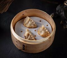 Гедза с курицей и устричным соусом