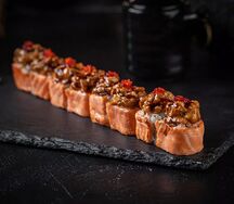 Опаленный ролл лосось и спайси угорь