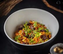 Жареный рис с говядиной и овощами