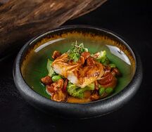 Палтус, лисички и соус том-ям