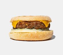 Тости с говяжьей котлетой и омлетом Биф райдер