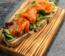 Брускетта с лососем