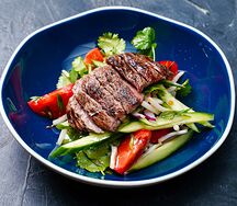 Салат с говядиной гриль и тайской заправкой