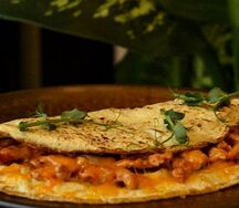 Омлет с курицей и овощами