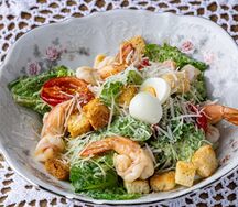 Салат на манер Цезаря с креветками