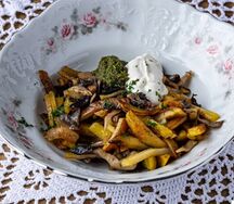 Жареный картофель с грибами и копченой сметаной