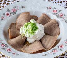 Говяжий язык с миндальным дрессингом и муссом из хрена