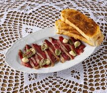 Карпаччо из вяленой утки с чесночным айоли