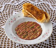 Тар-тар из говядины с соусом из белых грибов