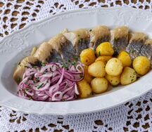 Сельдь пряного посола с картофелем и маринованным луком