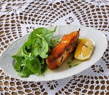 Лосось со шпинатом и икрой