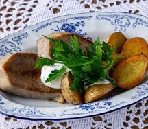 Язык говяжий с печеным картофелем 