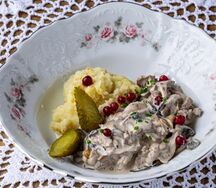 Бефстроганов из говядины с пюре из жареного картофеля