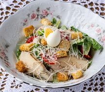 Салат на манер Цезаря с куриной грудкой