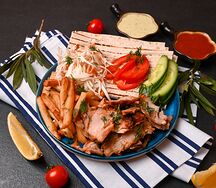 Большая шаурма на тарелке халяль