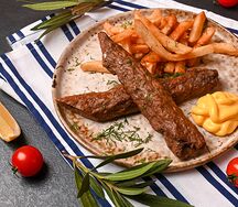 Люля-кебаб из говядины халяль на тарелке