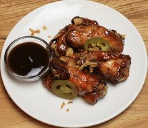 Куриные крылья баффало с соусом барбекю