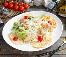 Салат Цезарь с курицей