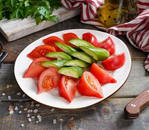 Помидоры и огурцы