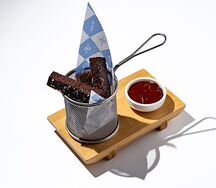 Чесночные гренки из черного хлеба