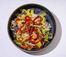 Теплый салат с креветкой и кунжутом