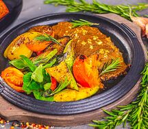 Томленое жиго ягненка с овощами под соусом
