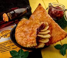 Чебурек с клубникой и бананом
