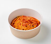 Спагетти с томатным соусом и базиликом