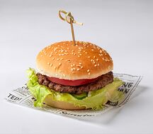 Бургер с говяжьей котлетой