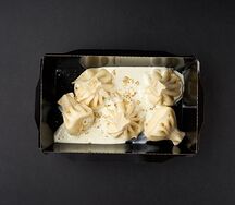 Мини-хинкали с квелли и соусом баже