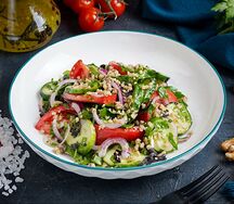 Овощной салат с орехами