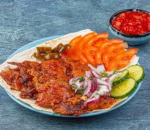Шаурма на тарелке с курицей