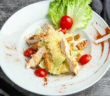 Салат Цезарь с курицей