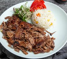 Донар из говядины на тарелке