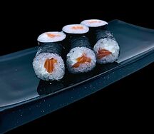 Маки с лососем и сыром