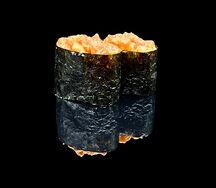 Гункан с лососем 