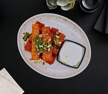 Чесночные гренки с соусом дорблю