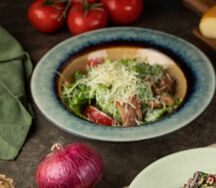 Салат с курицей и копченым сыром