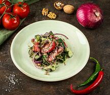 Овощной салат по-грузински с орехами