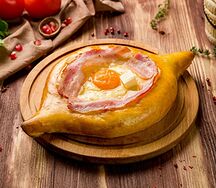 Хачапури по-аджарски с беконом