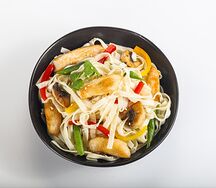 Удон с курицей и шампиньонами в сливочном соусе