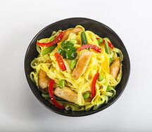 Рисовая лапша с курицей и бобами Эдамаме в соусе карри