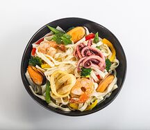 Удон с морепродуктами, щупальцами кальмаров и брокколи в сливочном соусе