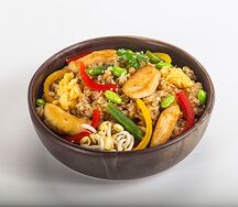 Рис с курицей, яйцом и бобами 