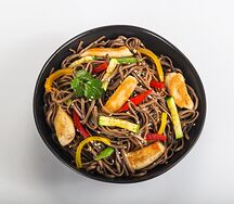 Соба с курицей и цукини в соусе терияки